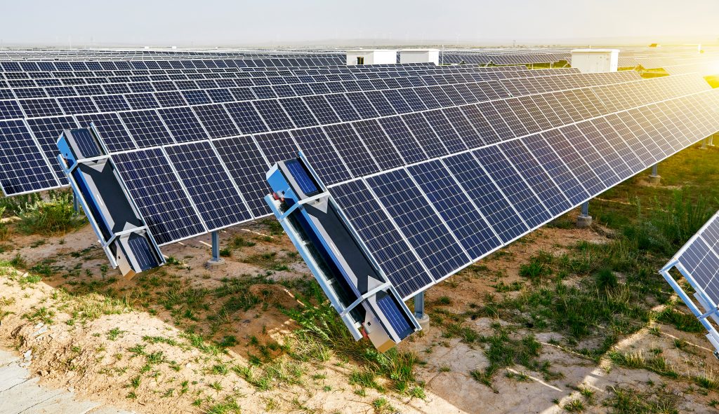 Abbildung: Mehrere Reihen an Solarpanels