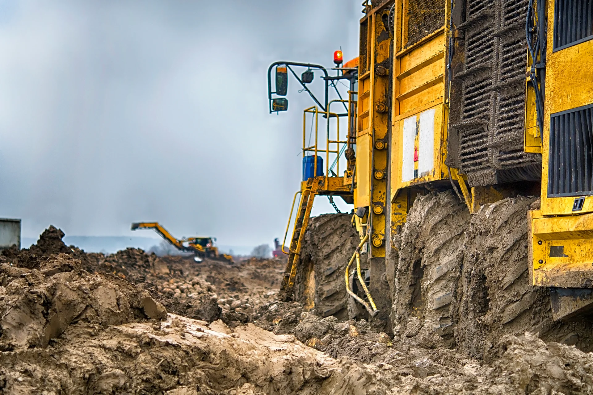 In Land-, Forst- und Baumaschinen wird die Elektronik oft sehr anspruchsvollen Umweltbedingungen ausgesetzt